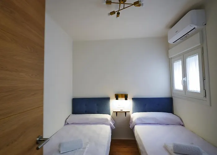 Leo Home- Bright & Centric 3 Bedrooms Apartment With Private Parking Included